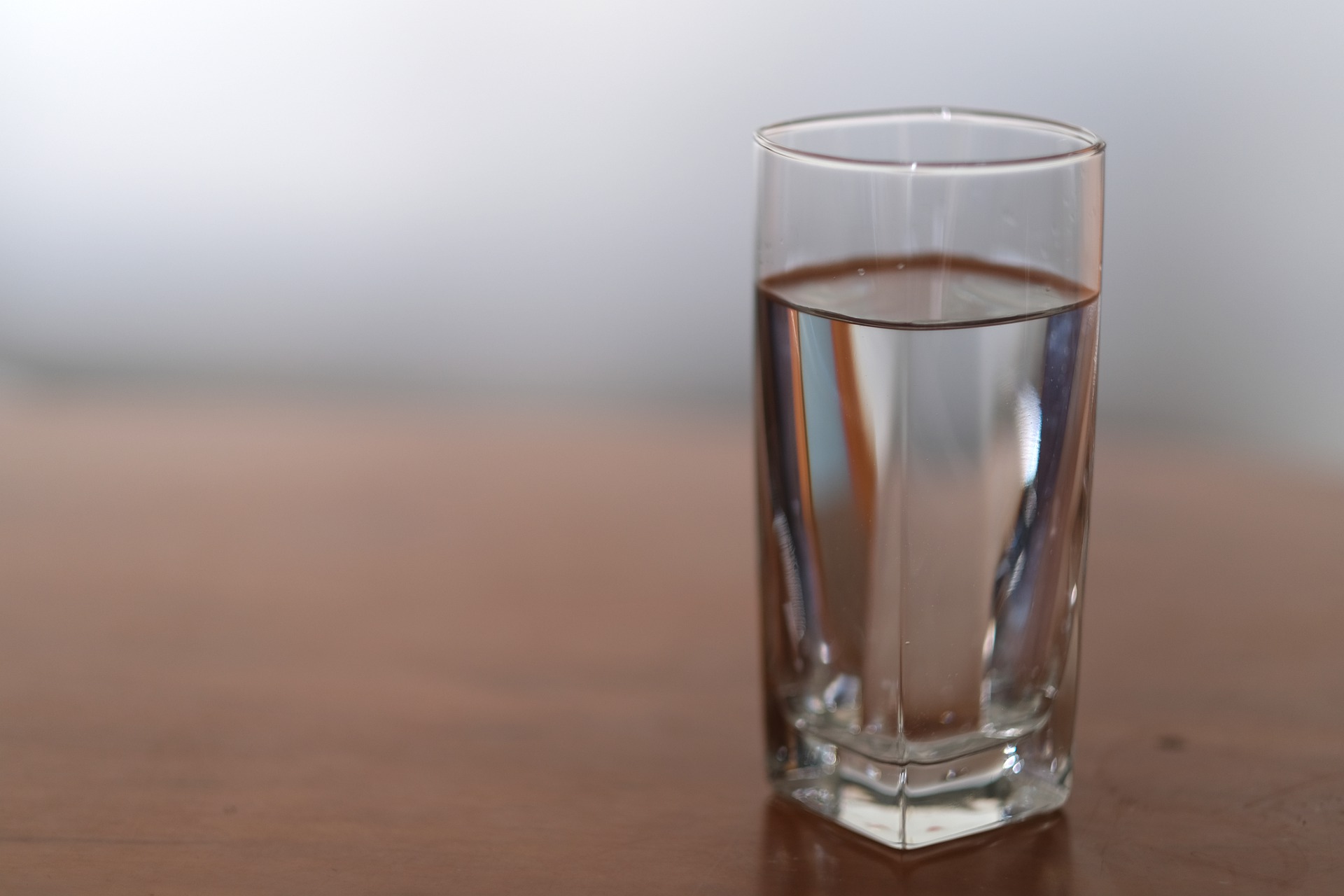 Glas med vand på et bord